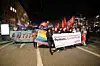 Ein breites Bündnis demonstriert in Hamburg gegen die Vorgänge in Thüringen.