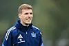 Emir Sahiti lächelt auf dem Trainingsplatz.