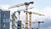 Wohnungsbau mit Kränen.