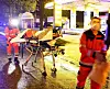 Sanitäter bringen das Opfer zum Rettungswagen.