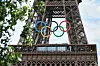 Olympia-Ringe am Eiffelturm in Paris