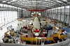 Airbus-Mitarbeiter montieren in Finkenwerder einen Airbus A321.