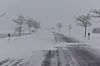 Schneeverwehungen führten im Norden immer wieder zu glatten Straßen und Unfällen.