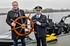 Polizei-Vizepräsident Morten Struve (r.) übergibt Karsten Koch, dem Leiter des SEK, symbolisch ein Ruder.