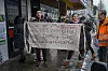 Unterstützer des Arztes protestierten vor der Praxis mit kruden Plakaten.