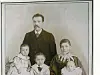 Diese Familie beklagte den Tod des achtjährigen Sohnes Hermann Theobaldt (1894-1902, links; auf dem Foto ist er noch jünger). Er ging mit der „Primus“ unter.