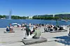 MEnschen sitzen am Jungfernstieg Alsteranleger