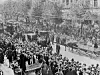 100.000 Menschen säumen die Straßen, als die Särge mit den Toten vom Hafen bis zum Ohlsdorfer Friedhof überführt werden.