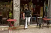 In Athen dürfen wieder Cafés und Bars öffnen.