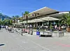Leute sitzen draußen im Alex am Jungfernstieg.