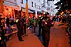 Polizisten bei einer Corona-Kontrolle in der Schanze.