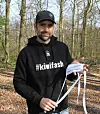 Nicolas Kiefer zeigt den Mundschutz