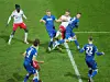 Die Entscheidung für den HSV- Simon Terodde setzt sich gegen zwei Karlsruher durch und trifft zum 2:1.