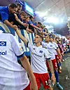 HSV-Profis klatschen mit dem Fans nach der Relegations-Niederlage ab