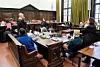 Die drei Angeklagten sitzen im Saal des Hamburger Landgerichts.
