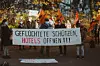 Die Demonstranten forderten unter anderem die Unterbringung der Menschen in den derzeit leerstehenden Hotels.