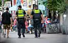 Polizisten kontrollieren in Hamburg auf der Schanze die Einhaltung der Corona-Regeln.