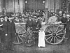 Mit ihrer Feldküche versorgte Bertha Keyser (4. v. r.) Tausende mit Nahrung. Hier direkt vorm Michel.