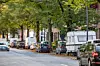 Wohnwagen, Lieferwagen und andere Fahrzeuge parken in der Jarrestraße eng zusammen.