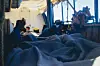 Viele Gerettete schlafen an Deck der „Alan Kurdi“ und sind Wind und Wetter ausgesetzt.