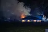 Aus der Halle loderten die Flammen meterhoch in den nächtlichen Himmel.