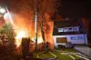 Das Feuer drohte auf das angrenzende Einfamilienhaus überzuspringen – doch die Einsatzkräfte konnten die Gefahr rechtzeitig abwenden.