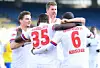 Vierfacher HSV-Jubel. Moritz Heyer, Stephan Ambrosius, Simon Terodde und David Kinsombi feiern den 4:2-Sieg in Braunschweig.