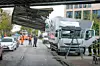 Ein Stück Blech vom Laster blieb an der Brücke hängen.