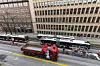 Ordentlich Bus-Betrieb in der Steinstraße. Beim Anfahren quietscht es laut.