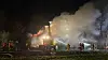 Mit mehreren Schläuchen versuchte die Feuerwehr, die Flammen zu löschen.