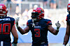 Sea-Devils-Profi Wright hebt die Hände im Spiel gegen Rhein Fire