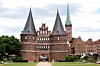 Das Holstentor ist eines der Wahrzeichen von Lübeck.