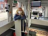 Der Heatbus von innen: Bis zu zehn Fahrgäste finden auf den Holzbänken im Innenraum Platz.