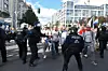 Demonstranten durchbrechen eine Polizeikette an der Ecke Friedrichstraße/Reinhardtstraße.