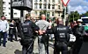 Die Polizei in Berlin führt einen Mann ab.