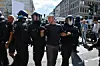 Die Polizei räumt die Kreuzung Torstraße/Friedrichstraße – gegen den Willen der Demonstranten.