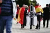Teilnehmer mit deutschen Fahnen über den Schultern sammeln sich zu einer Demonstration gegen die Corona-Maßnahmen