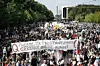 Teilnehmer in Berlin halten ein Banner