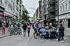 Anwohner haben einen Tisch in der Ottenser Hauptstraße auf die Fahrbahn gestellt und frühstücken dort.