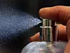 Parfum wird gesprüht