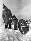 Total eingeschneit: Verkehrsschilder gucken oben aus der Schneedecke.