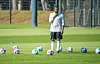 HSV-Trainer Daniel Thioune im Training vor dem zweiten Test der Vorbereitung.