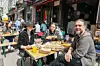 Loona (22), Tina (43) und Nico (44) essen am Pfingstmontag im Restaurant „Il Cammino” Pizza.