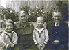 Catharina und Johann Adolf Schmidt mit ihren Enkeln Wolfgang und Helmut