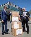 Marc Fielmann und Burkhard Göke bei der symbolischen Übergabe von 1.000 Schutzbrillen vor dem Haupteingang des UKE in Hamburg.