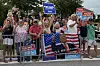 Menschen Jubeln mit Trump Plakaten am Straßenrand