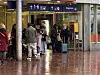 Wartende Fahrgäste am eiskalten 1. Januar am Bahnhof Neumünster.