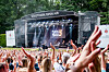 Stadtparkbühne aus dem Publikum fotografiert, man sieht Musiker und eine Leinwand mit Text