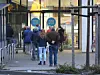 Schon vor der Öffnung bildeten sich an vielen Aldi-Filialen lange Schlangen.