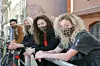 Christina Groppe (r.) entwirft und näht zusammen mit ihrem Team modische Masken und spendet sie.